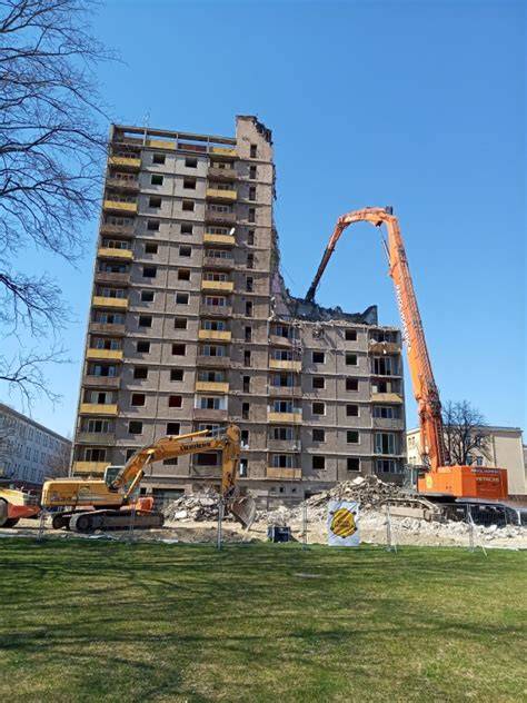 Panelový dom s poškodenými lodžiami