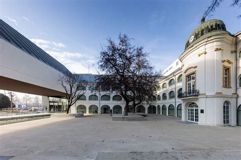 Nádvorie SNG s letným pavilónom a zelenými plochami