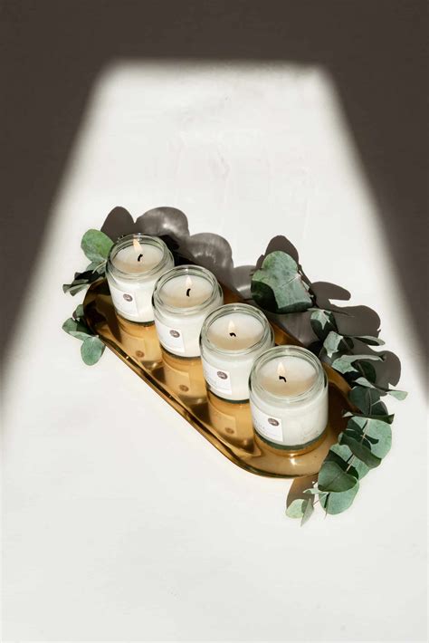 Aromaterapeutický krb s vodou a olejom, zapálená čajová sviečka