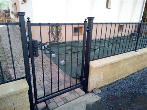 Detail kovaného plotu s ozdobnými prvkami
