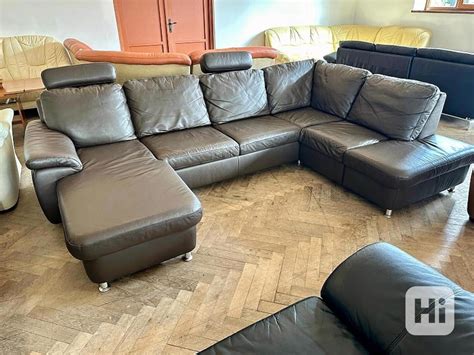 Poškodená kožená sedačka ostrými predmetmi