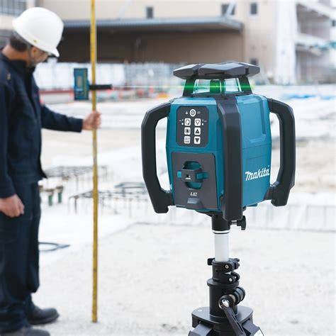 Rotačný laser Makita SKR200Z v prevádzke na stavbe