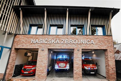Stará hasičská zbrojnica pred rekonštrukciou s viditeľnými nedostatkami