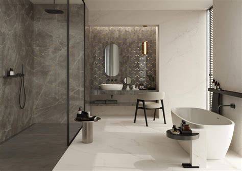 Luxusná čierna mramorová kúpeľňa so zlatými akcentmi