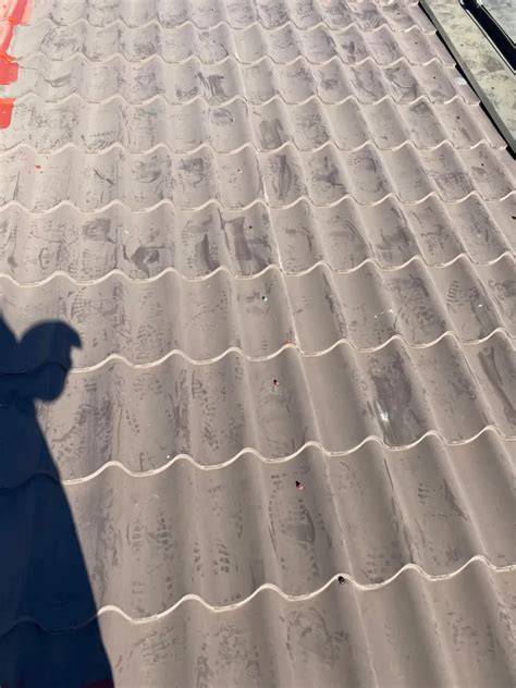Porovnanie stavu strechy pred a po aplikácii renovačného náteru