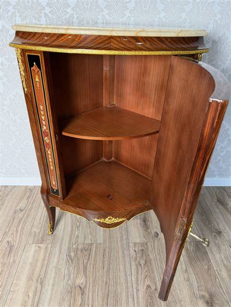 Starodávna polička s maľovaným ornamentom