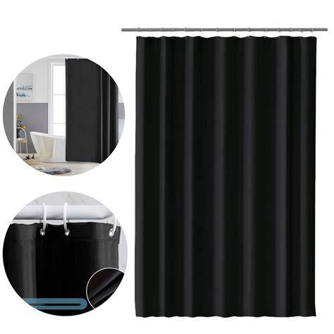 Detail PVC sprchového závesu s kvapkami vody