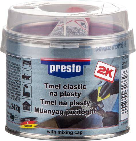 Aplikácia Presto tmelu na poškodený kovový povrch automobilu