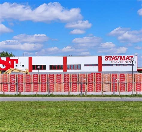 Interiér predajne STAVMAT STAVEBNINY s ukážkou stavebných materiálov