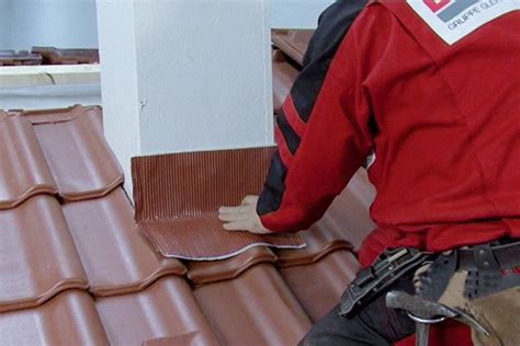 Detail aplikácie tesniaceho pásu na komíne