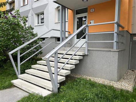 Porovnanie pomocného a hlavného schodiska