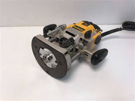 Elektronická regulácia otáčok na hornej fréze DeWALT DW625E
