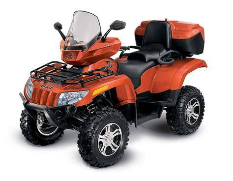 Arctic Cat TRV 700 S v akcii na náročnej lesnej ceste