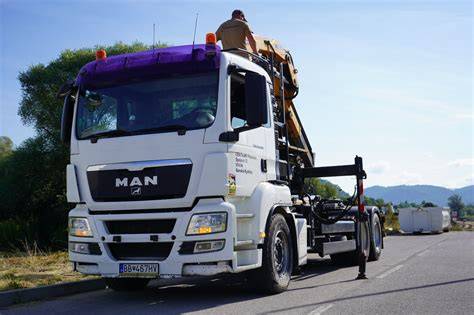 Doprava stavebných materiálov s hydraulickou rukou