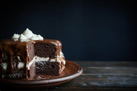 Dobre vychladená a pripravená torta na ďalšie zdobenie
