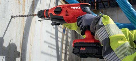 profesionálne príklepové vŕtacie kladivo Hilti pri práci na stavbe
