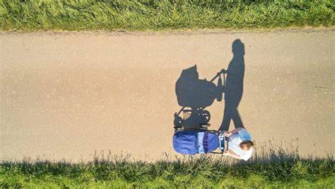 Žena na prechádzke s kočíkom, ktorá sa stretáva s priateľkou