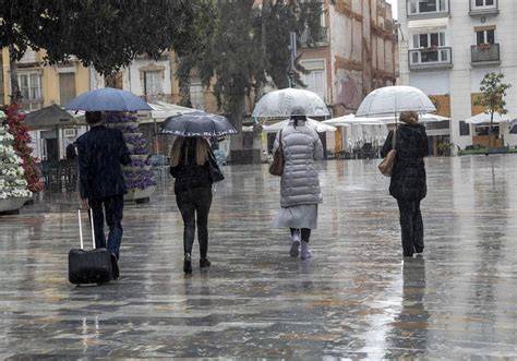 Osoba v nepremokavom odeve chránená pred dažďom