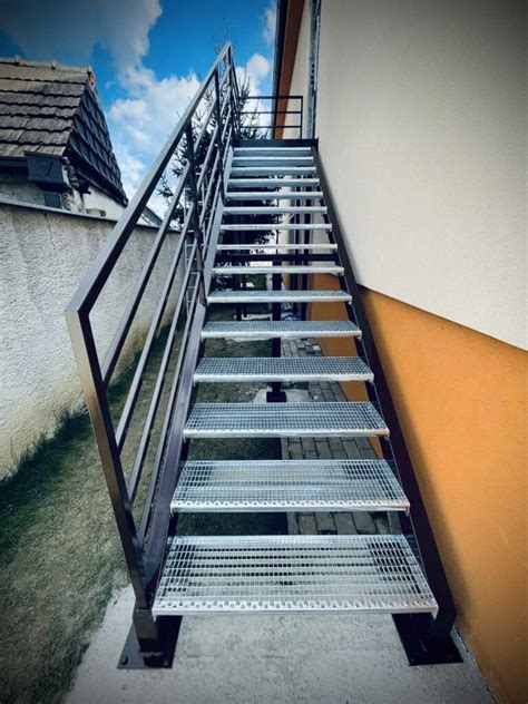 Vonkajšie kovové schodisko s pozinkovanou úpravou