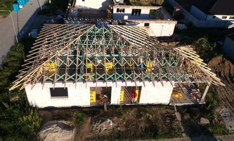 Tímová montáž väzníkového krovu na rodinnom dome