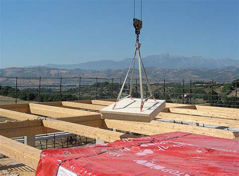 Montáž prefabrikovaných železobetónových stropných panelov pomocou žeriavu