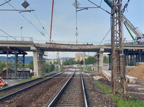 Schéma prierezu železničného mosta s trakčným vedením