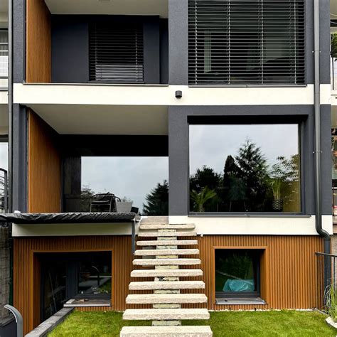 Architektonické betónové dosky grafitovej farby v modernom interiéri