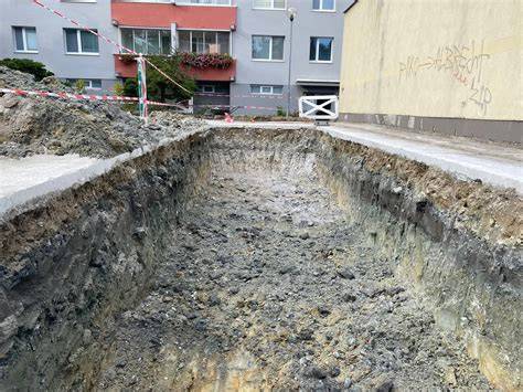 Ukážka pred a po aplikácii grafitovej farby na betónovú plochu