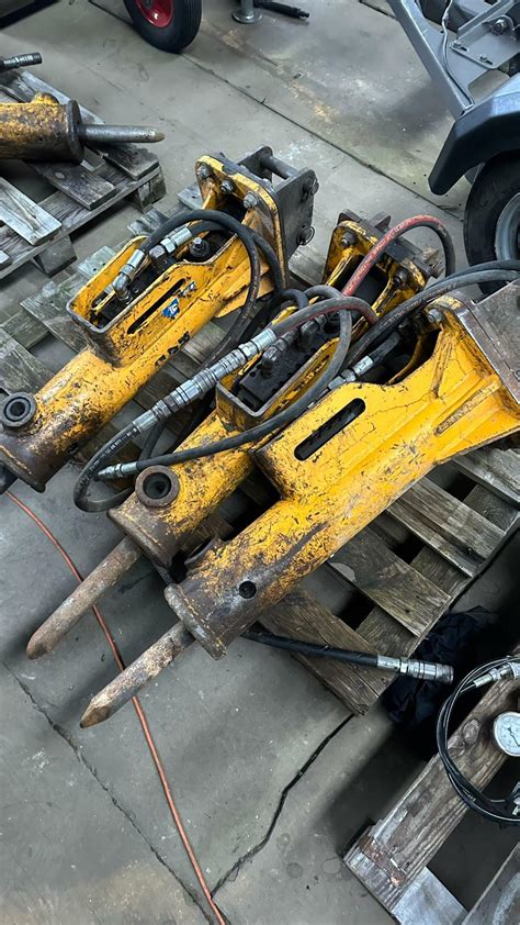 Hydraulické kladivo Soosan pripojené k JCB 4CX