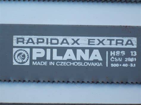Detailný záber na rámovú pílu na kov a jej ozubenie