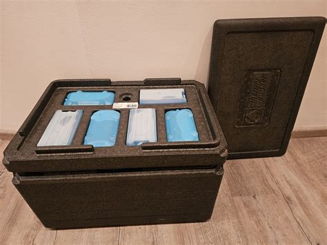 Uzavretý tmavý termobox z EPS