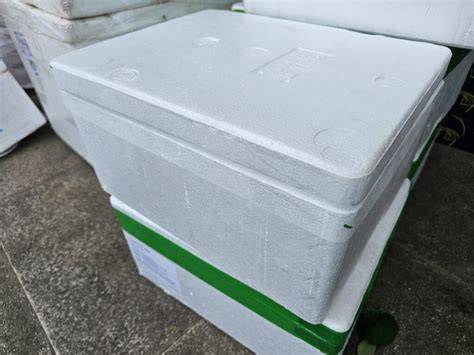 Rôzne polystyrénové obaly v logistickom sklade