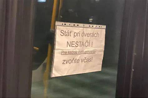 Testovanie prievanu sviečkou pri dverách