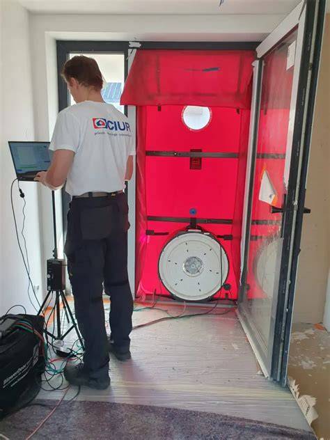 Grafický znázornenie Blower door testu