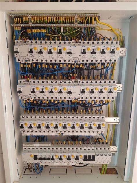 Detailný pohľad na vnútorné komponenty elektromerového rozvádzača s popisom