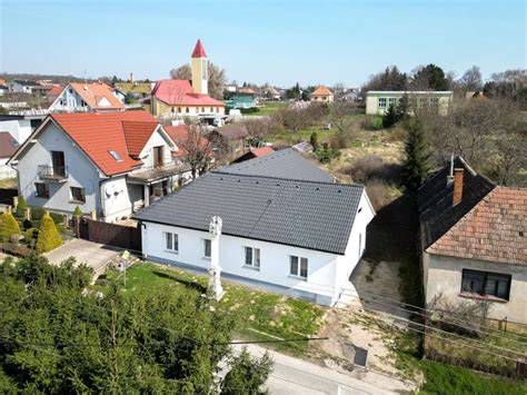 Moderný rodinný dom po rekonštrukcii s upraveným pozemkom