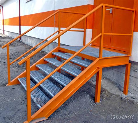 Oceľové schodisko s rôznymi typmi nášľapov