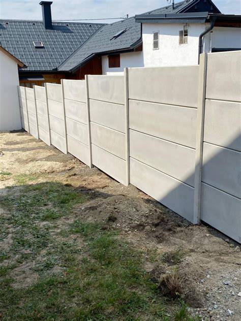 Panelový plot s bezpečnostným bavoletom a ostnatým drôtom
