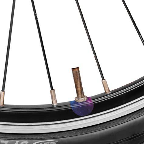 Odborník aplikujúci čerstvú dávku tmelu cez ventil bicykla
