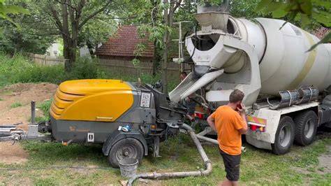 Autodomiešavač a betónová pumpa na stavbe