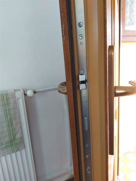 Detailný záber na kvalitnú bezpečnostnú kľučku na vchodových dverách