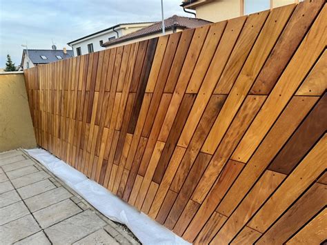 Porovnanie dreveného plotu pred a po renovácii