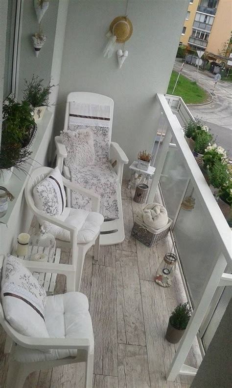 Inšpirácia pre dizajn balkóna s rastlinami a nábytkom