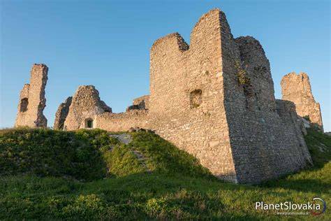 Nákres: Architektúra Hradu Branč (rozdelenie na dolný a stredný hrad)