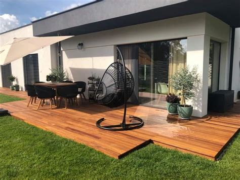 Moderná betónová terasa s relaxačnou zónou