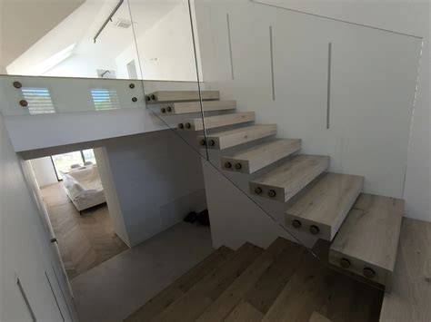 Moderné schodisko s úložným priestorom