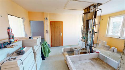 Interiér tehlového bytu v pôvodnom stave pred rekonštrukciou