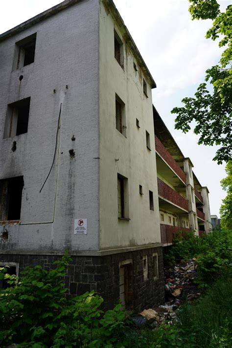 Fotografia typickej tehlovej bytovky v Šamoríne