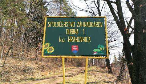 Idylická štrková príjazdová cesta k vidieckemu sídlu