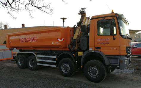 Vozidlo s hydraulickou rukou pri vykládke materiálu